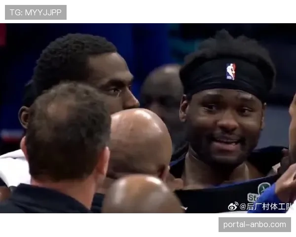 活塞球员斯图尔特冲入场内追打黄蜂球员布里奇斯，引发大规模冲突四人被驱逐